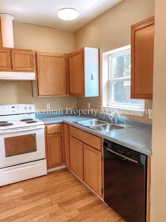 Building Photo - Adorable Two-Bedroom Home