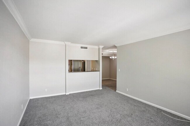 Building Photo - 1 Bed, 1 Bath In Highly Desirable Guard Gated Las Vegas Country Club
