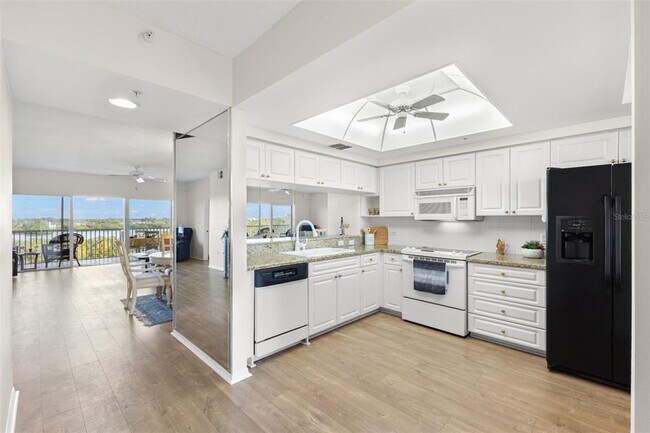 Building Photo - 6475 Shoreline Dr