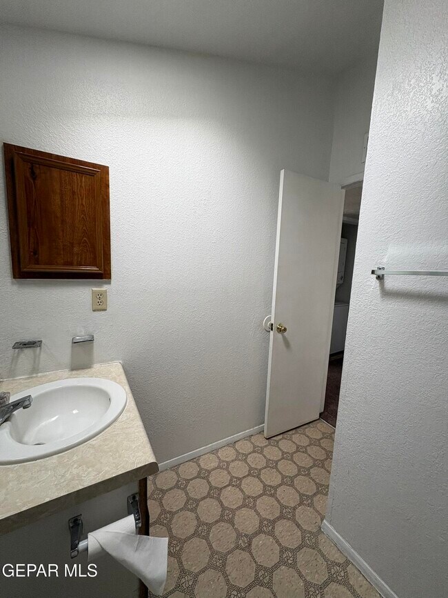 Building Photo - 1922 Lake Omega St