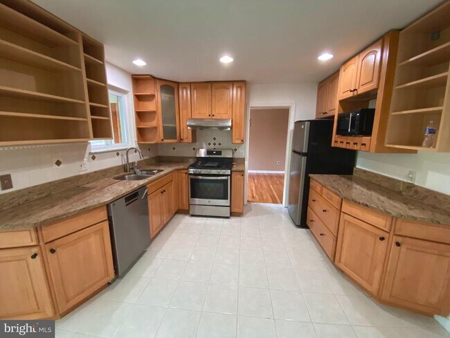 Building Photo - 8121 Edmonton Ct