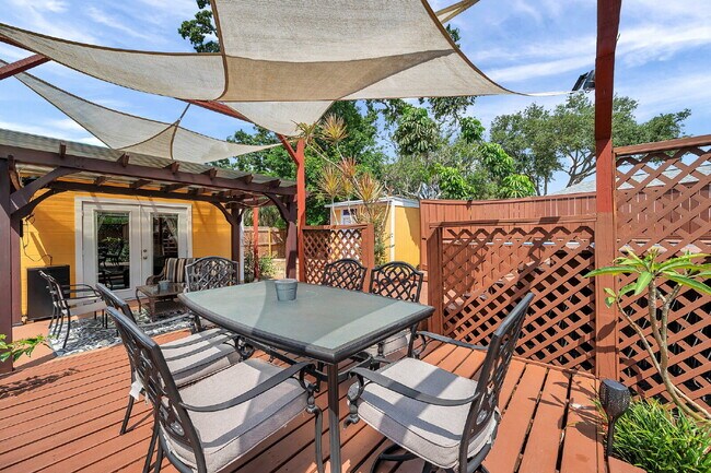 Building Photo - Fully Furnished Pool Home | Flexible Lease...