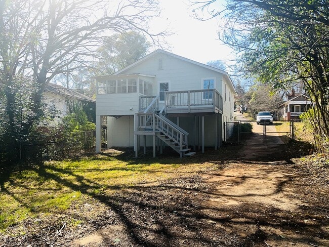 Building Photo - Adorable cottage style home with large fenced in backyard near Downtown Lagrange! Must see!