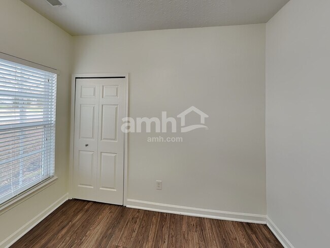 Building Photo - 432 Creekside Ln