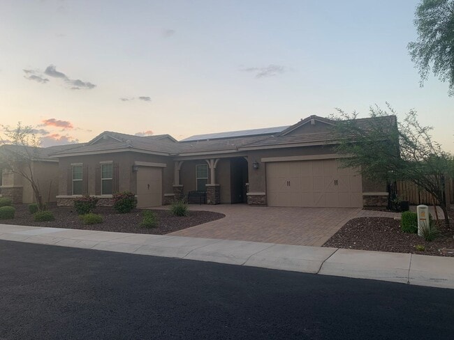 Building Photo - Gorgeous 5 Bed 3.5 Bath 3 Car garage home with private pool + SOLAR in gated community in Peoria