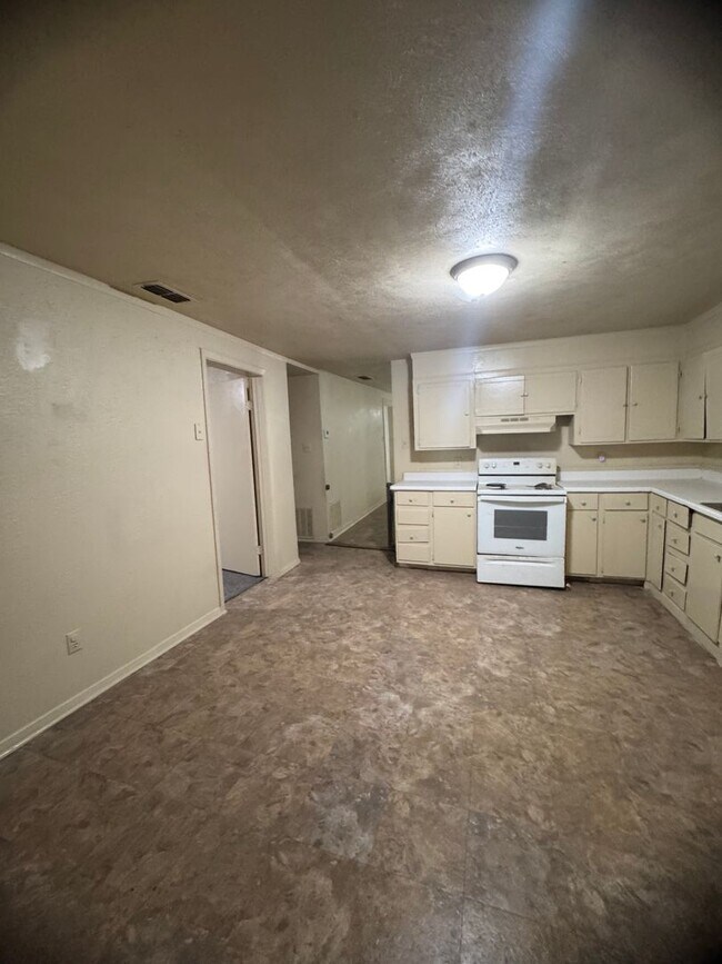 Building Photo - Spacious home in Clyde