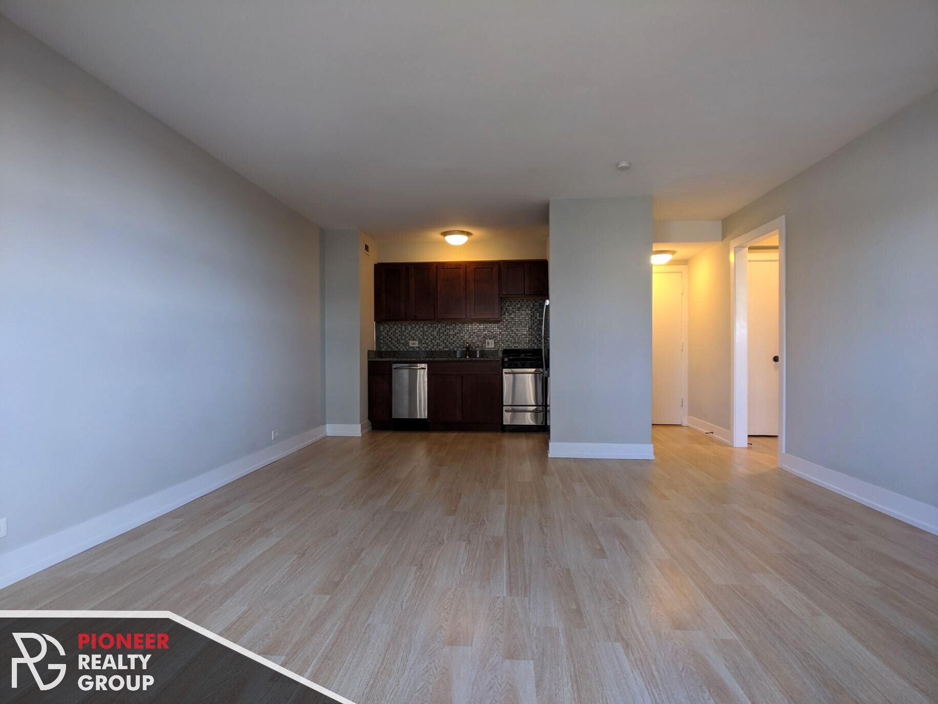 Building Photo - 429 W Wellington Ave