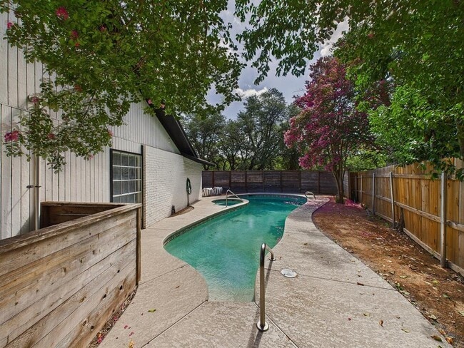 Building Photo - 6108 Shadow Valley Dr