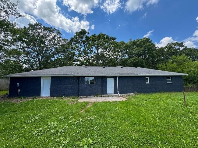 Building Photo - 3 Bed 2 Bath 2 Car Garage in Strafford MO