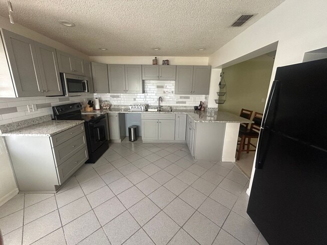 Building Photo - DIRECT GULF ACCESS 2/2 FOR RENT
