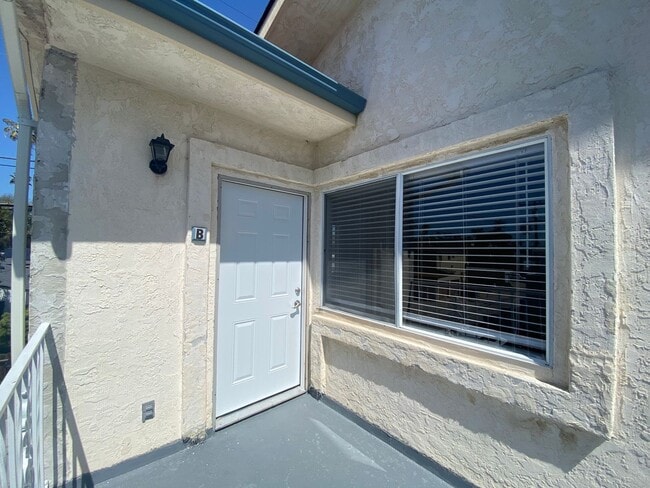 Building Photo - Upstairs 2BD Apartment Home! Great PB Location! Garage! AC!