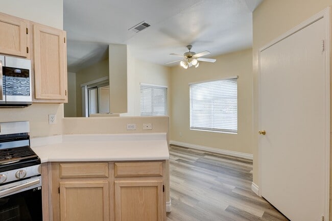 Building Photo - Cozy 1-Bed Apartment with Fireplace – Your...