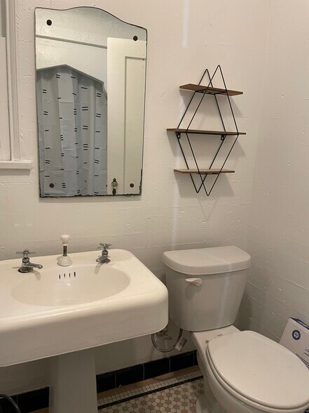 Bathroom - 616 Magnolia Ave