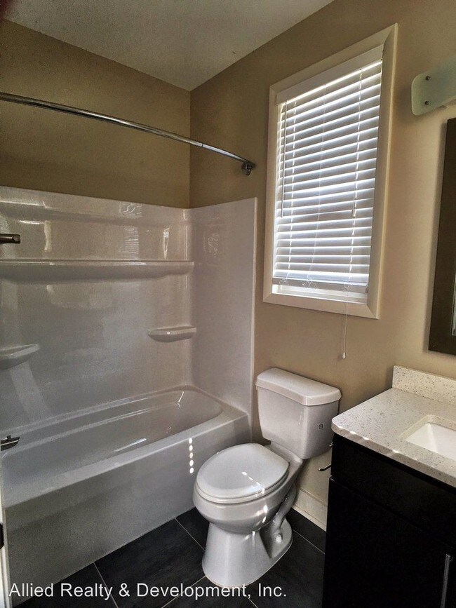 Building Photo - 1525-1585 Forest Lake Dr