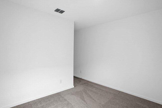 Building Photo - 1025 MacNab Dr