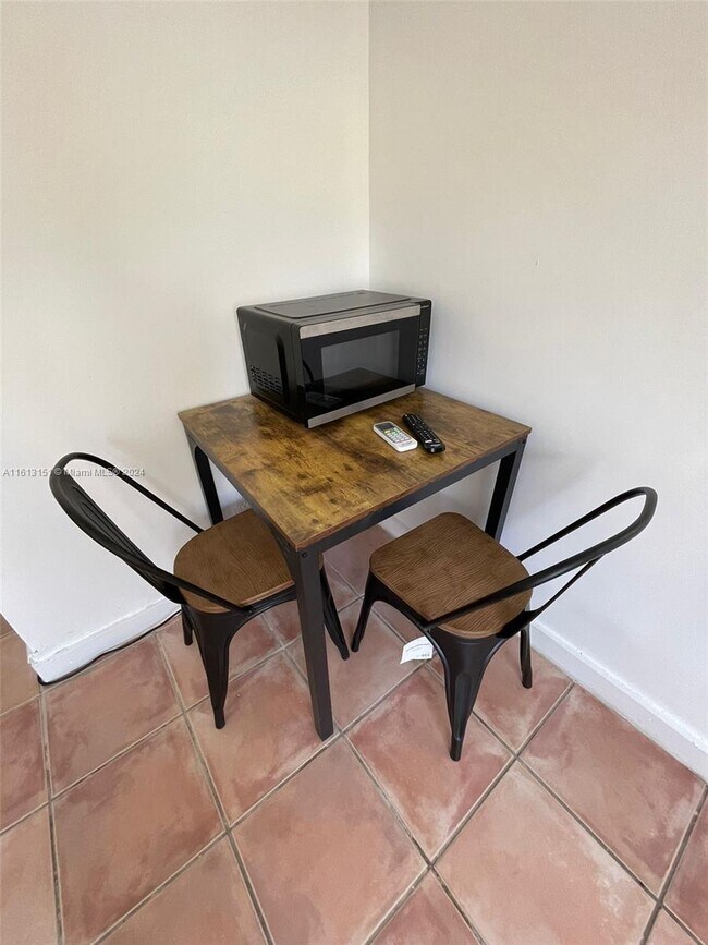 Building Photo - 1018 W 47th St