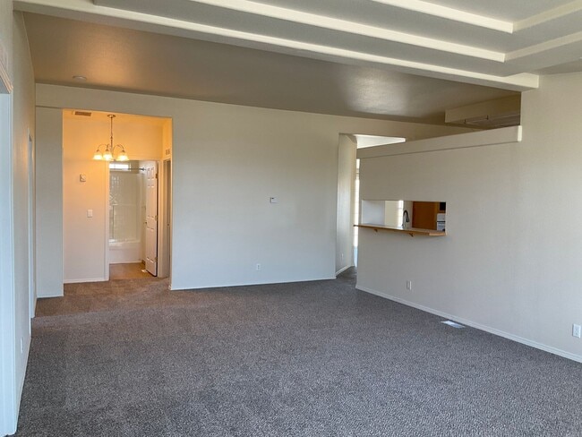 Building Photo - 4 Bed 3 Bath Home with Expansive Country V...