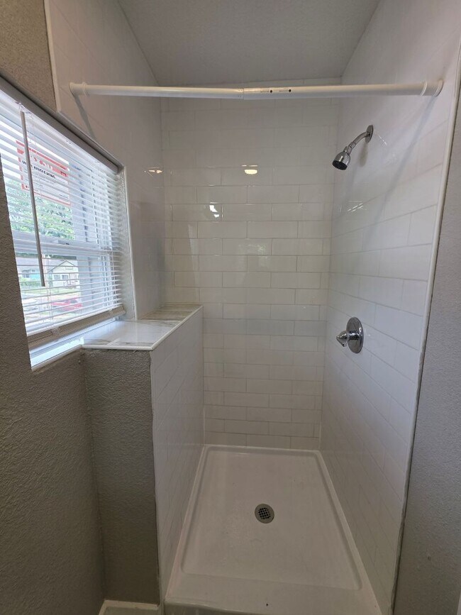 Building Photo - Spacious 4-Bedroom, 2.5-Bath Home with Hardwood Floors