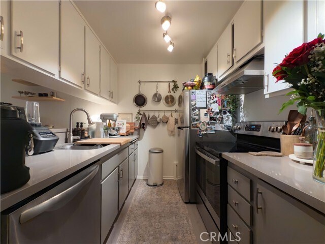 Building Photo - 532 N Rossmore Ave