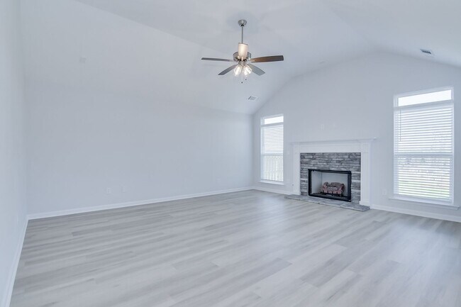 Building Photo - Like New Home - 4 Bed 3 Bath