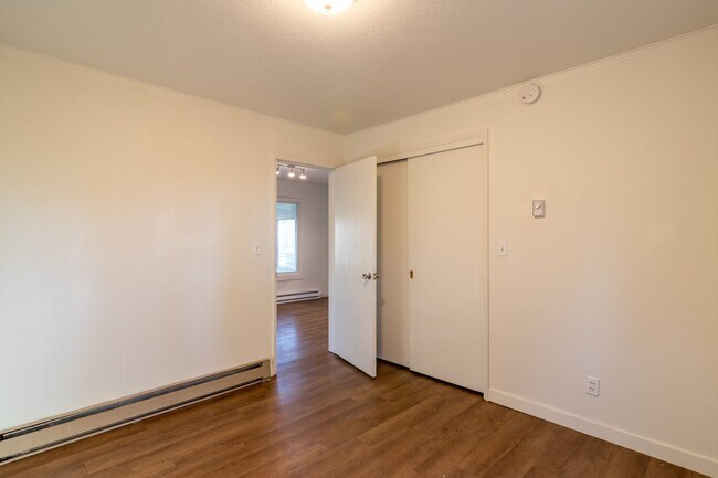 Building Photo - Quaint Farmhouse near Silverlake!