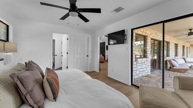 Building Photo - 113 W Bluebonnet Rd