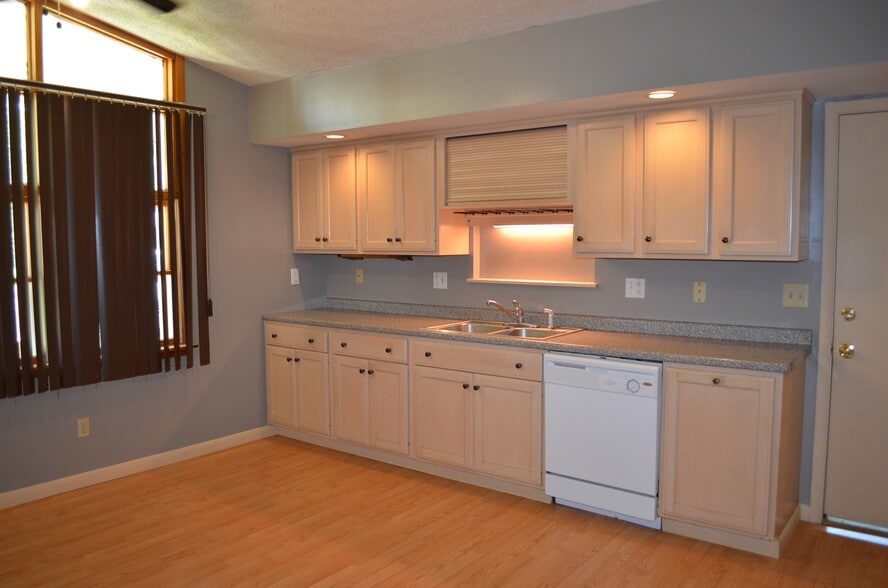 Building Photo - 8074 Rolling Hills Dr