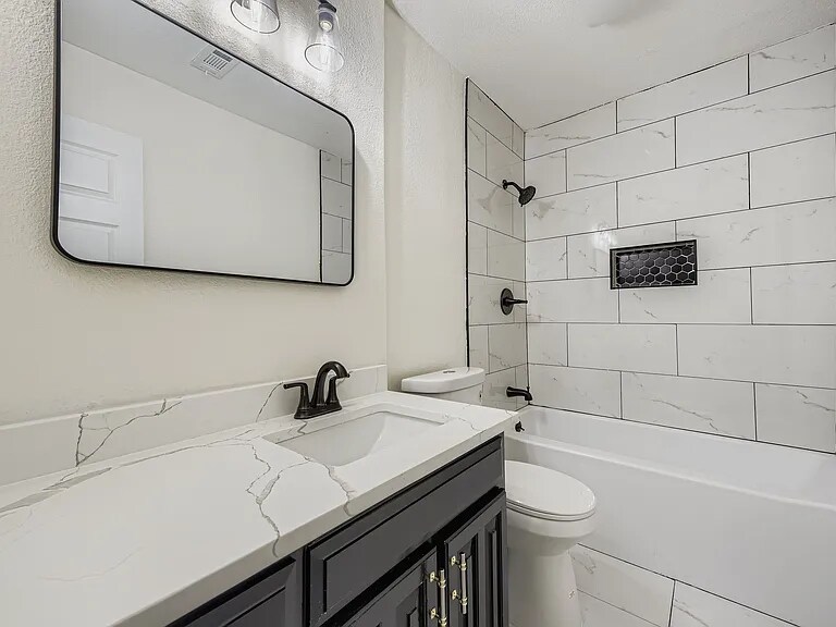 Building Photo - 4121 Chestnut St