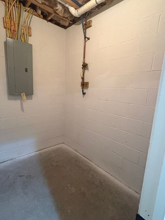 Building Photo - 4 Bedroom 3 Bath House