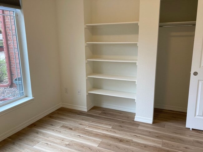 Building Photo - 2450 Windrow Dr