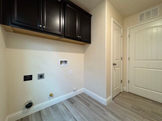 Building Photo - 391 Maclure Ave