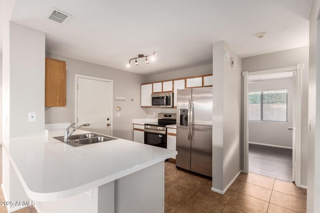 Building Photo - 3122 W Donald Dr