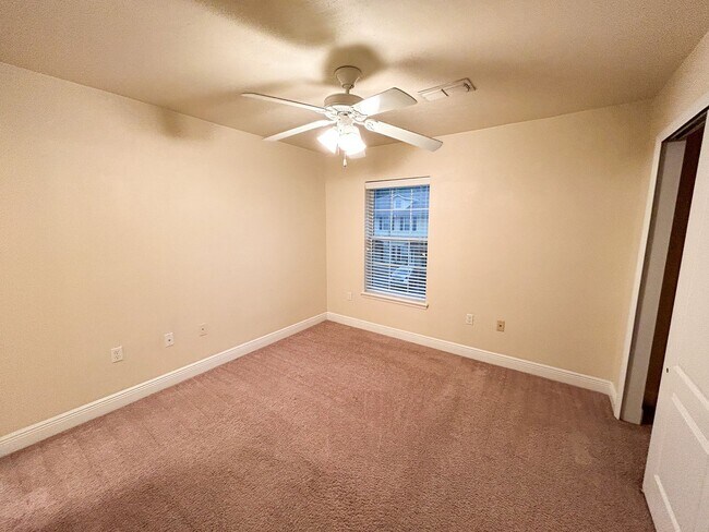 Building Photo - Chase Hollow #101