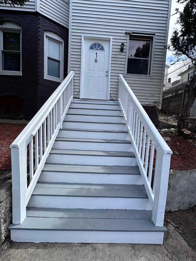 Building Photo - 16 Groton Pl