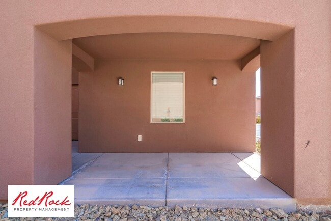 Building Photo - DOG-FRIENDLY 4 Bedroom Townhome with INTER...