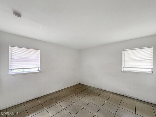 Building Photo - 1852 Golf View Ave