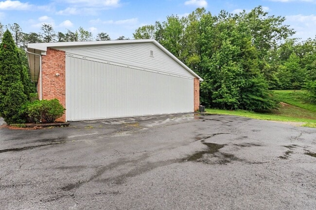 Building Photo - Ultimate Aviation Estate: Luxury 1-Level Living on 5+ Acres Near Downtown Fredericksburg
