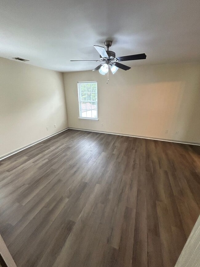 Building Photo - 4 bedroom/2.5 bathroom in Savannah, GA