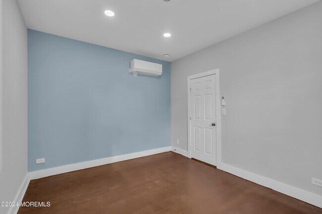 Building Photo - 922 4th Ave