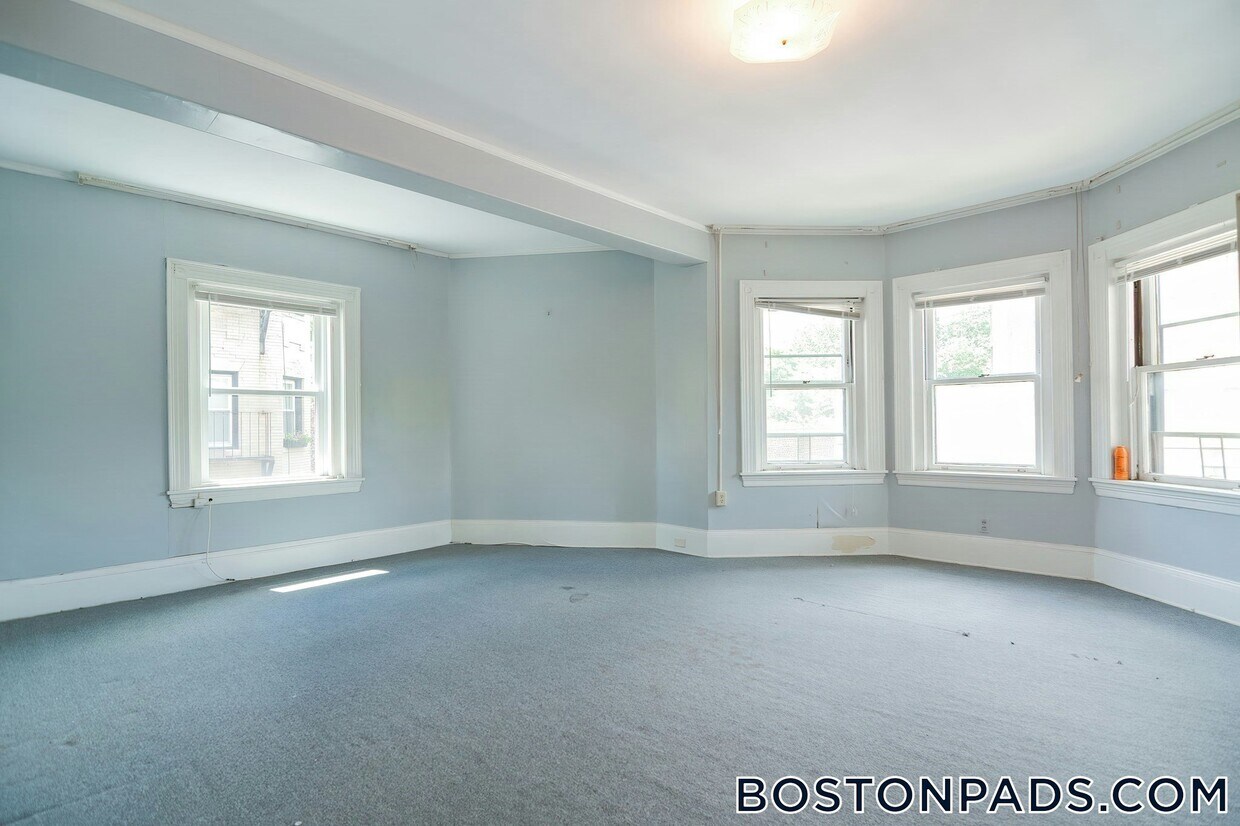 Building Photo - 923 Beacon St