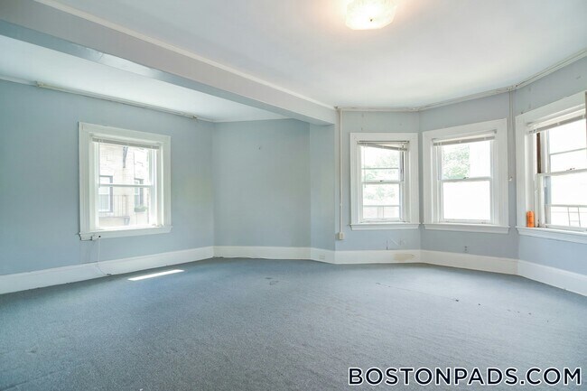 Building Photo - 923 Beacon St