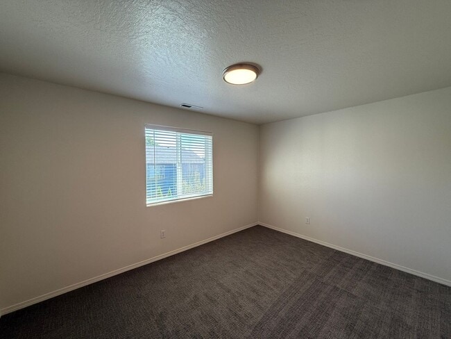 Building Photo - Freshly Updated Four Bedroom