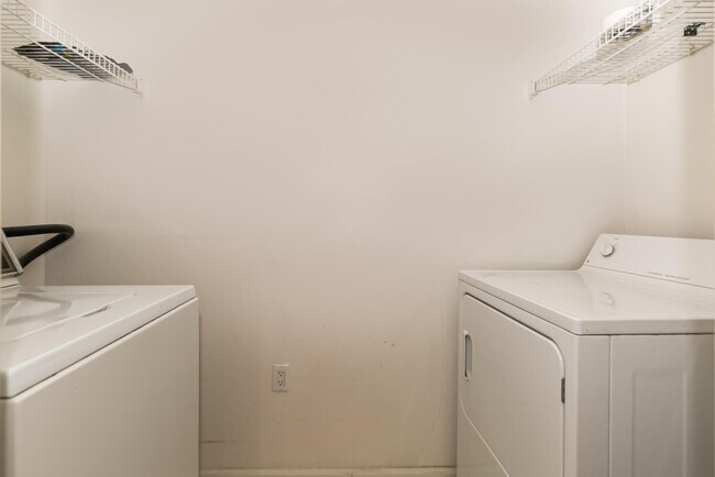 Building Photo - 5060 Fairways Cir