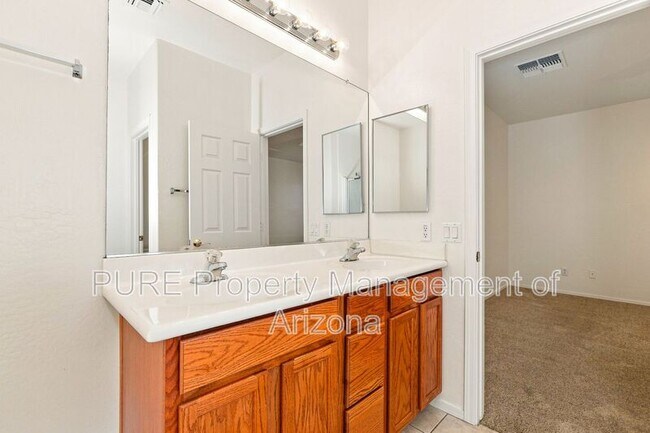 Building Photo - 1136 E Nickleback St