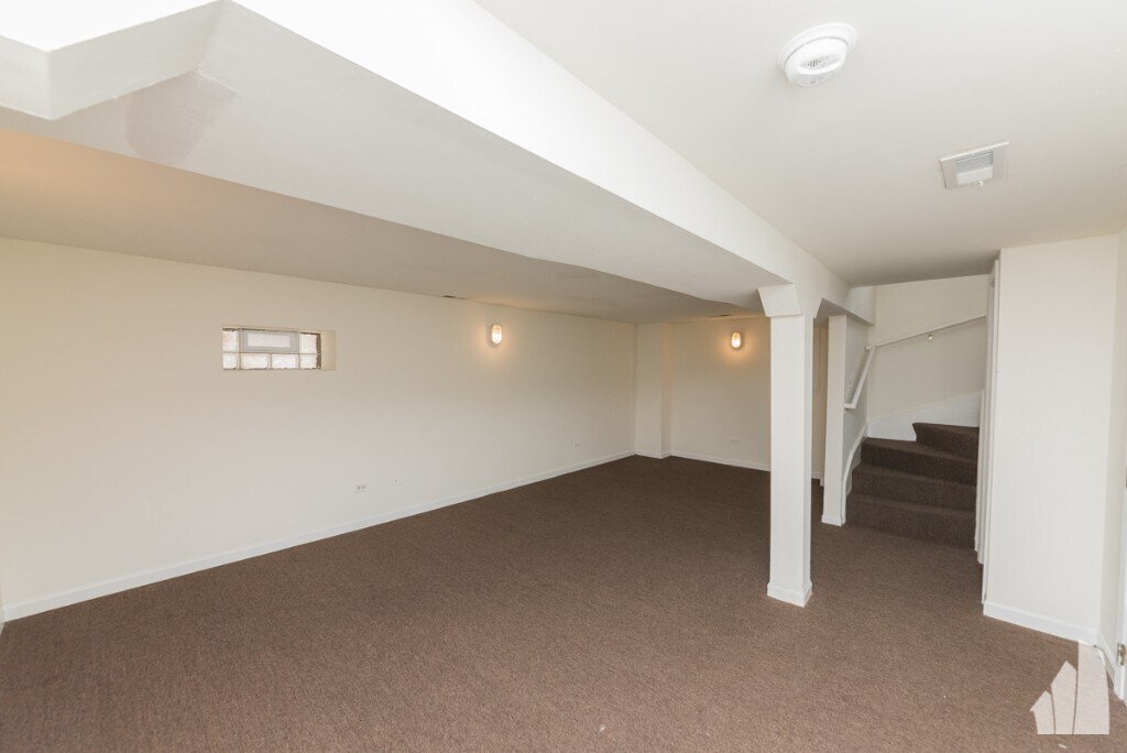 Building Photo - 2833 W Medill Ave