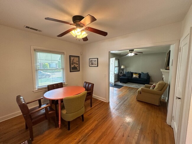 Building Photo - 3 BED | 1 BATH | SPACIOUS GATED BACKYARD |...