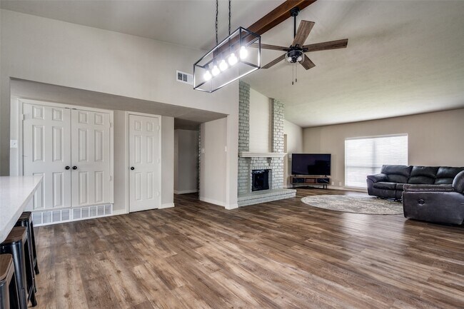 Building Photo - 5096 Thompson Dr
