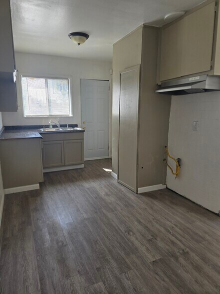 Building Photo - 10210 S Main St