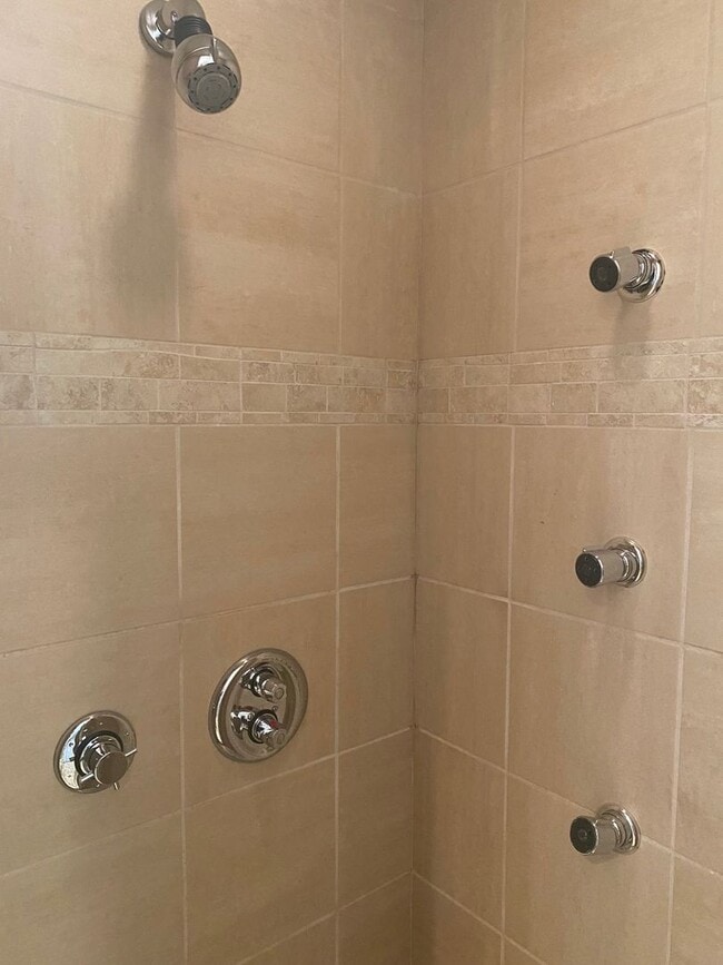 Building Photo - Vanderbilt Place - Wonderful Location 3 bedrooms/3 1/2 baths