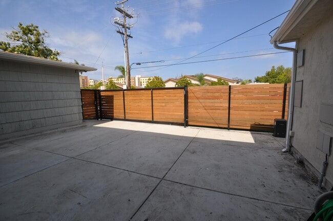 Building Photo - HUGE House!! CLOSEST to Campus! (Lease out...